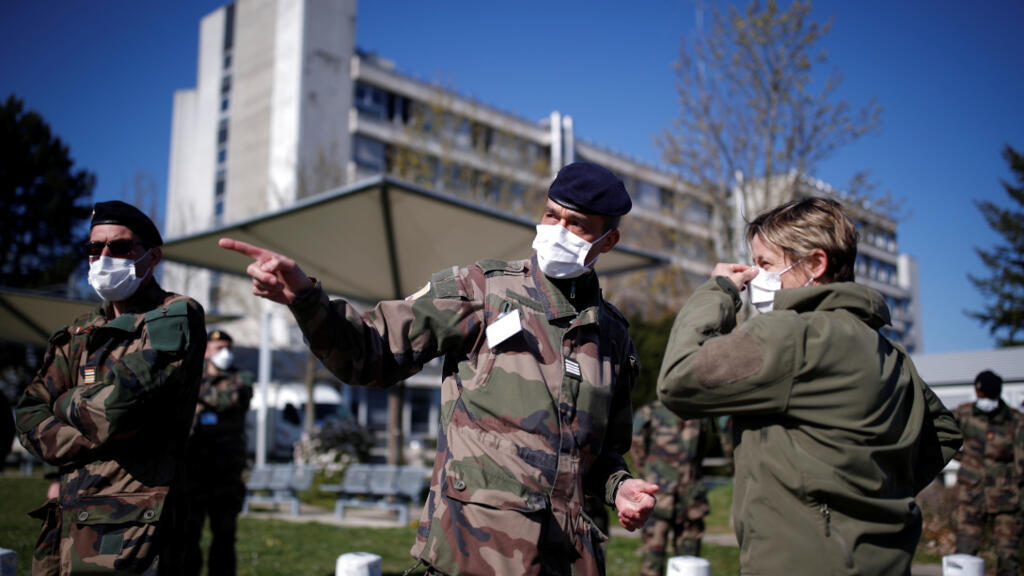 Des soldats français portant des masques devant l'hôpital de Mulhouse avant l'ouverture d'un hôpital militaire de campagne, alors que le pays fait face à une progression de la maladie à coronavirus (COVID-19), France le 24 mars 2020.