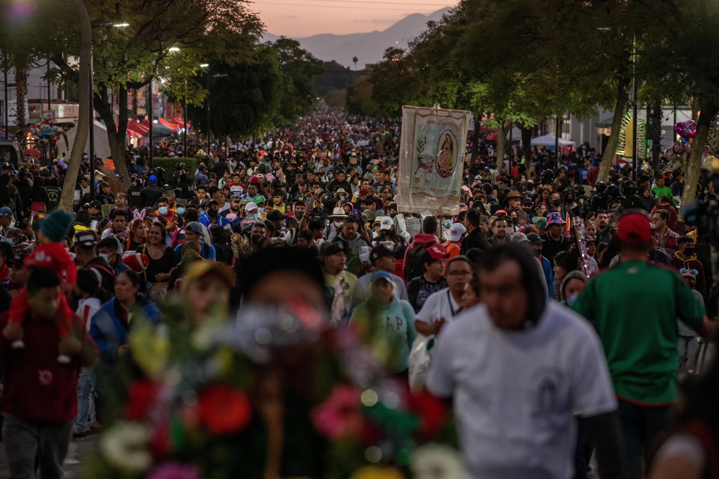 Miles de pelegrinos acuden a la Basílica de Guadalupe, la noche del 11 de diciembre de 2022 en Ciudad de México