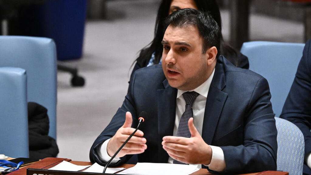 Majed Bamya, observateur permanent adjoint de l'État de Palestine auprès des Nations unies, s'exprime lors d'une réunion du Conseil de sécurité des Nations unies consacrée à la situation au Moyen-Orient, le 20 novembre 2024, au siège de l'ONU à New York.