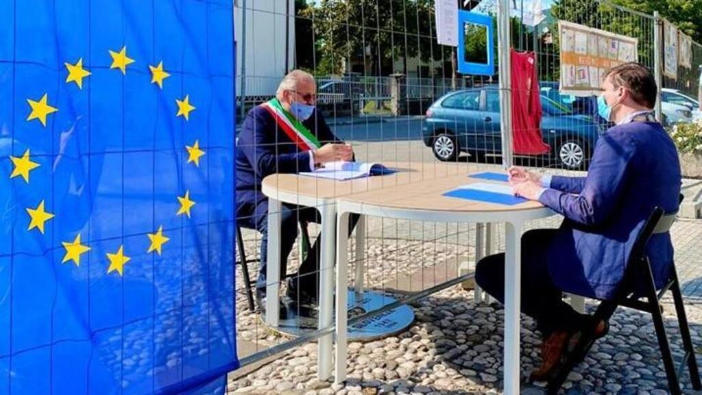 Sur une place de l’Europe divisée pendant le confinement, deux maires au travail.