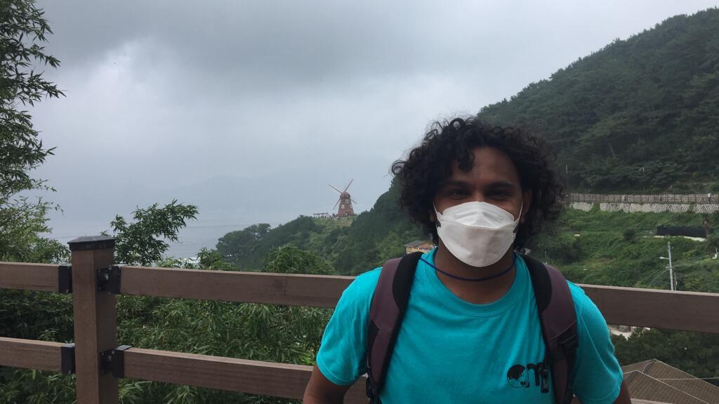 Originaire de la ville de Kandy au Sri Lanka, Sanjeewa, 38 ans est arrivé en Corée du Sud en 2016. Depuis le 30 mai dernier, il n’a plus de travail et attend de trouver un billet d’avion pas trop cher pour rentrer chez lui.