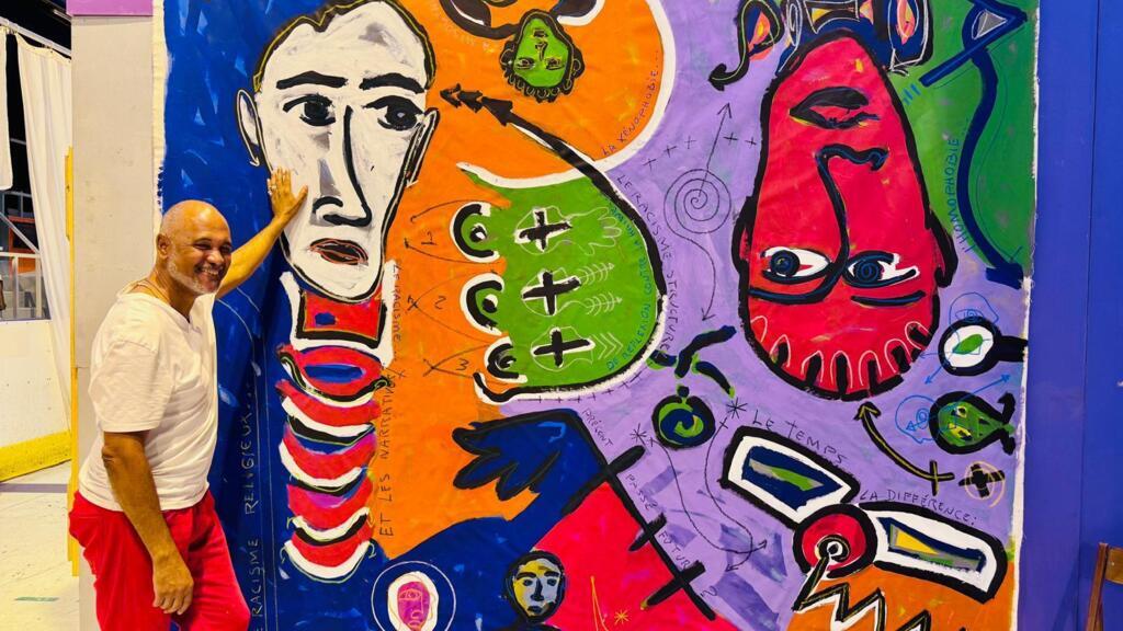 Antonio Sergio Moreira posa ao lado de uma das obras criadas exclusivamente para a exposição 'Afro Résonances', na Galeria Ricardo Fernandes, em Saint-Ouen, na região parisiense.