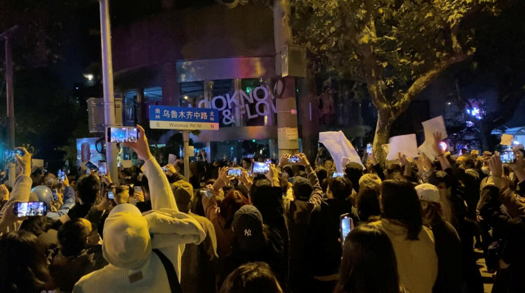 Manifestation contre les restrictions imposées par le régime, à Shanghai, le 27 novembre 2022. On aperçoit des feuilles de papier blanc.