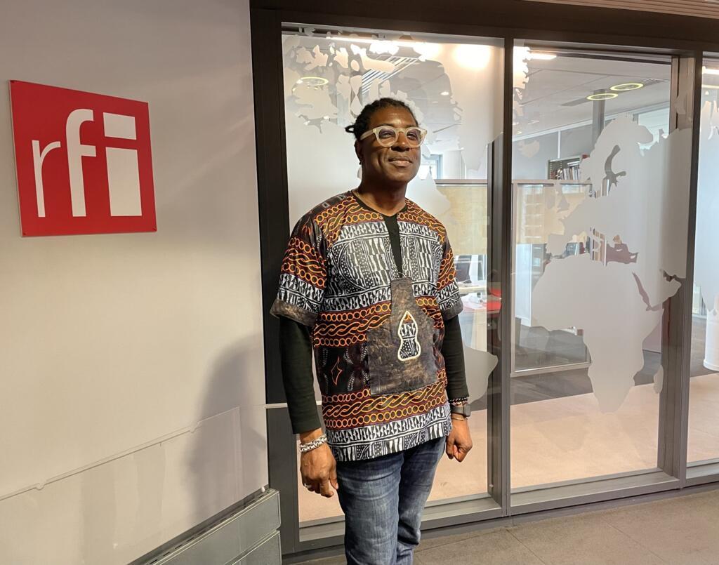 Conti Bilong en studio à RFI.