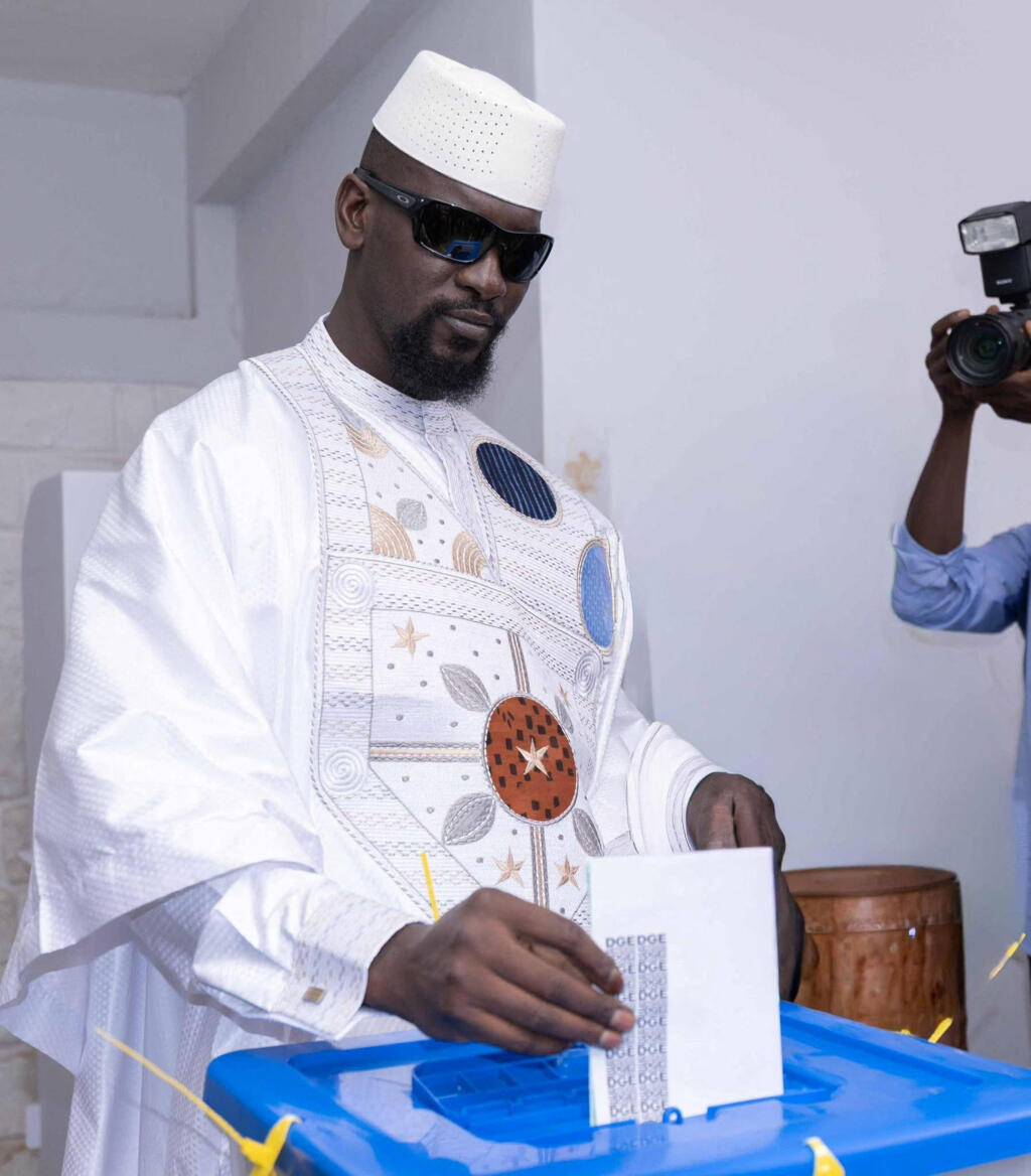 Mamadi Doumbouya akipiga kura wakati wa uchaguzi mkuu wa urais.