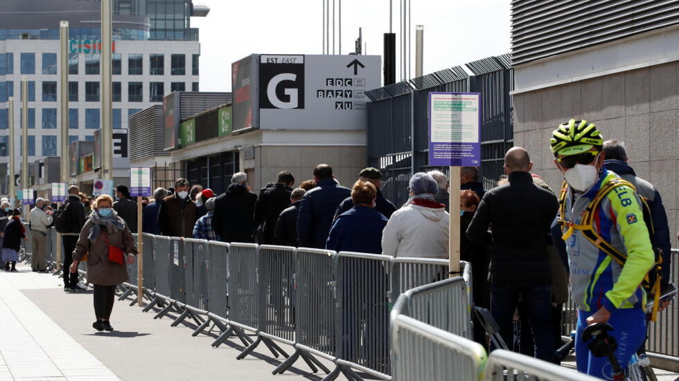 Covid en France coup d'envoi de la vaccination au Stade de France