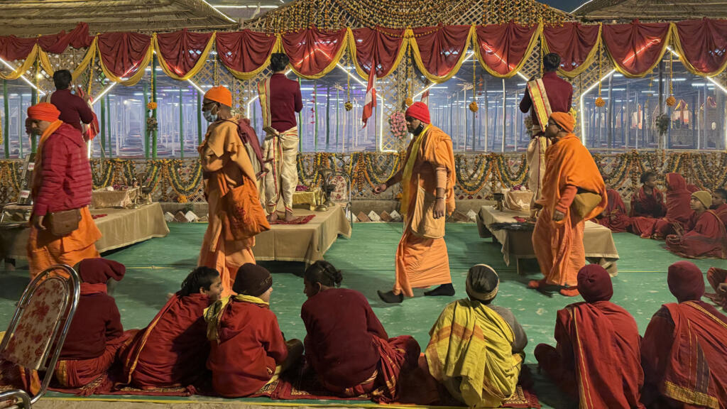 Des saints hindous défilent à la nuit tombée.