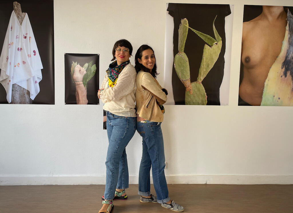 Oleñka Carrasco, à esquerda, e Ioana Mello, à direita, apresentam a mostra "La Chair du Tourbillon", em Paris (6/6/24).