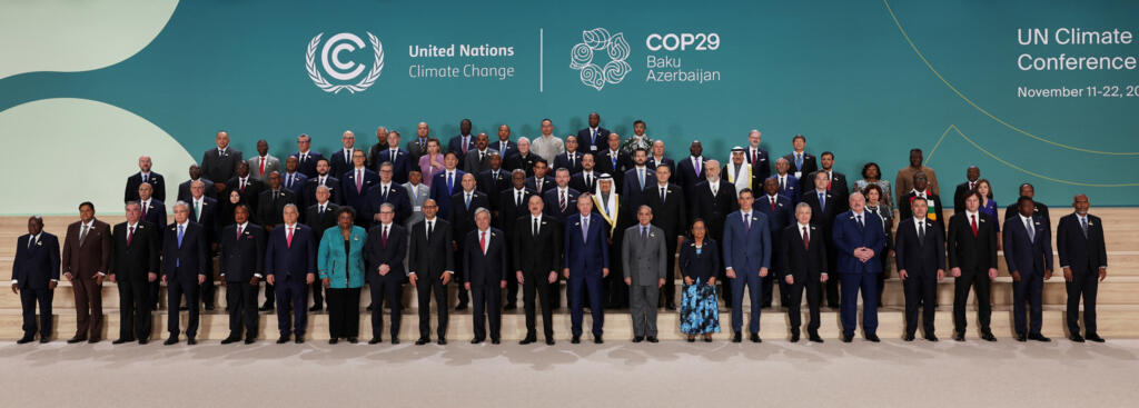 Líderes mundiais que participam da conferência das Nações Unidas sobre mudanças climáticas, COP29, posam para uma foto em Baku, Azerbaijão, em 12 de novembro de 2024.