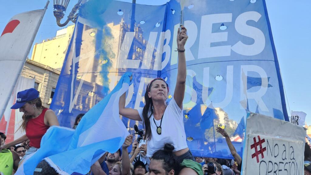 Manifestantes protestam contra pacote de leis de Javier Milei, em Buenos Aires, na Argentina, 2 de fevereiro de 2024.