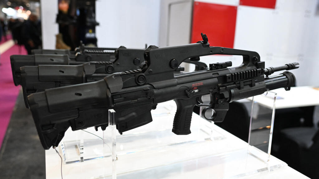 Un fusil d'assaut bullpup VHS-K2 (canon court) est présenté sur le stand de l'Agence croate Alan lors du salon mondial de la sécurité intérieure (MILIPOL) à Villepinte, au nord de Paris, le 14 novembre 2023.