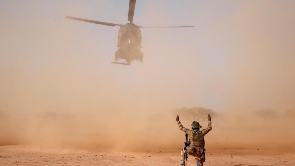Un hélicoptère militaire NH90 de l'opération Barkhane à Ndaki, au Mali, le 29 juillet 2019.