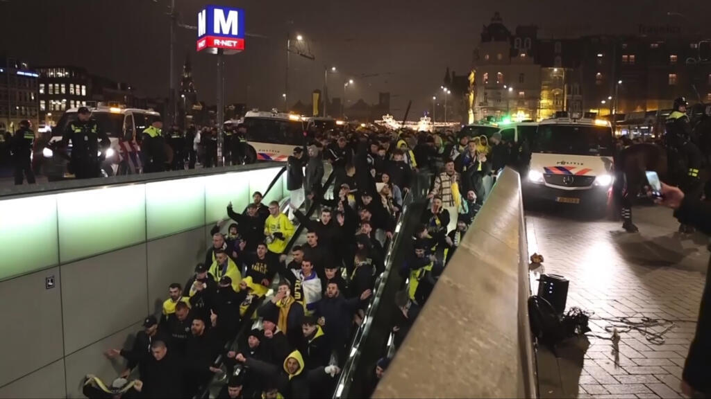 Dans cette image tirée d'une vidéo, la police escorte des supporters du Maccabi Tel Aviv jusqu'au métro, après que des supporters pro-palestiniens aient manifesté près du stade de football, à Amsterdam, aux Pays-Bas, le jeudi 7 novembre 2024.
