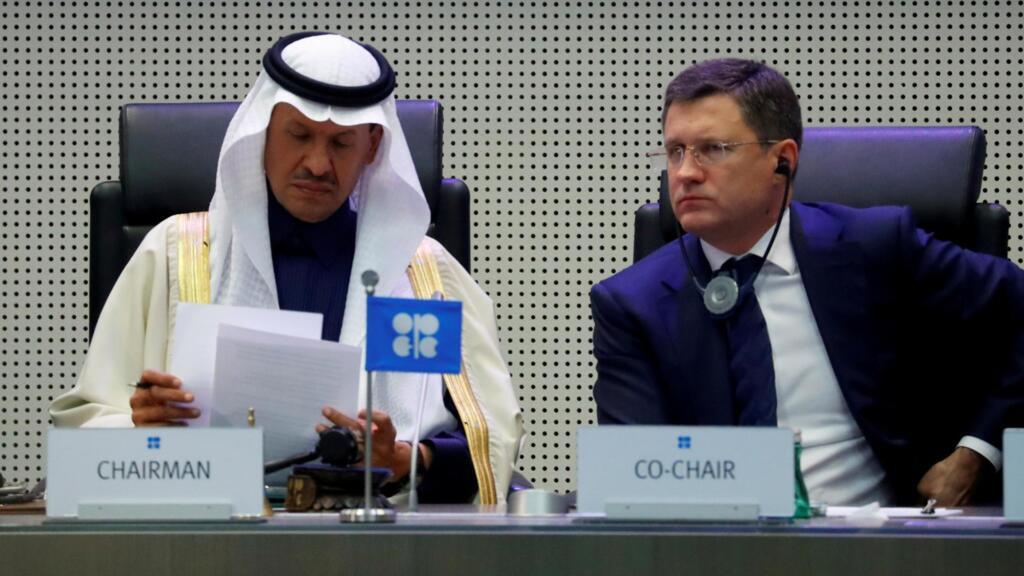 Le ministre de l'Énergie de l'Arabie saoudite, le prince Salmane ben Abdelaziz Al Saoud, et le ministre russe de l'Énergie, Alexander Novak, lors d'une réunion OPEP-non OPEP à Vienne, le 6 décembre 2019.