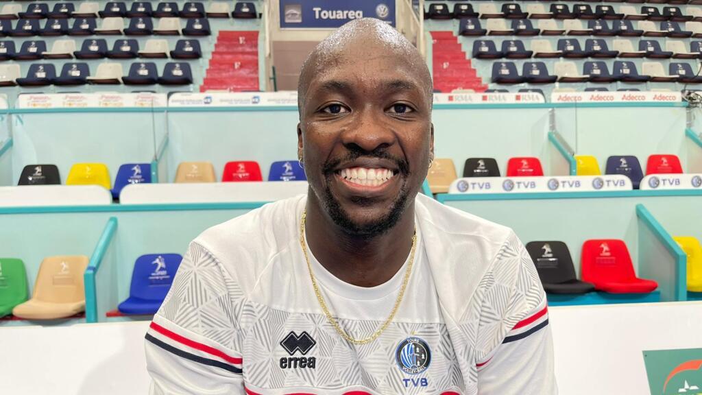 O brasileiro Abouba joga sua primeira temporada na Liga Francesa de Vôlei, pelo Tours.