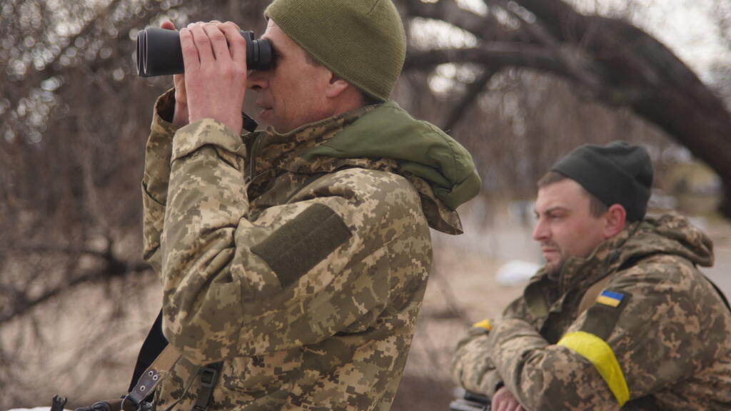 Um militar ucraniano em um rua de Odessa, no dia 04 de março de 2022.