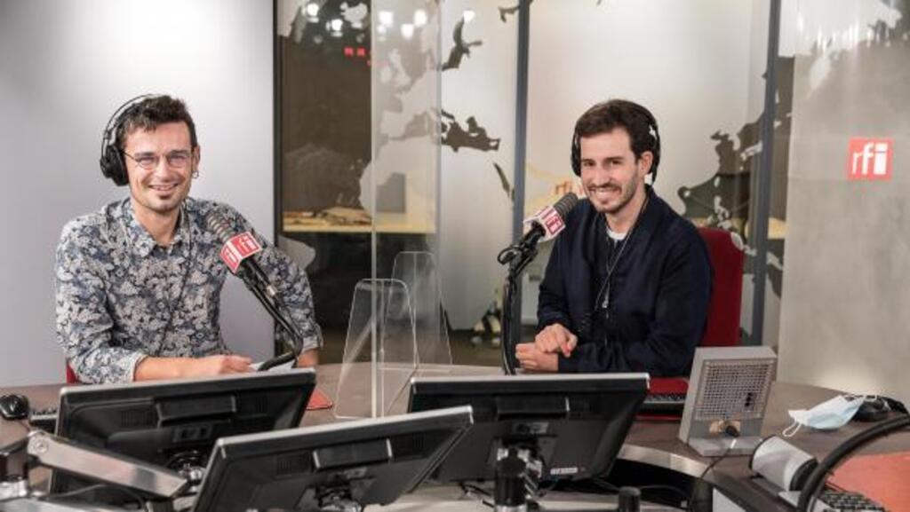 Julien Le Bot et Steven Jambot en studio à RFI, en octobre 2020.