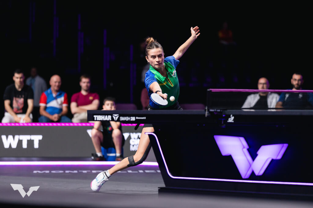 Bruna Takahashi em ação no campeonato WTT Champions de Montpellier, no sul da França.
