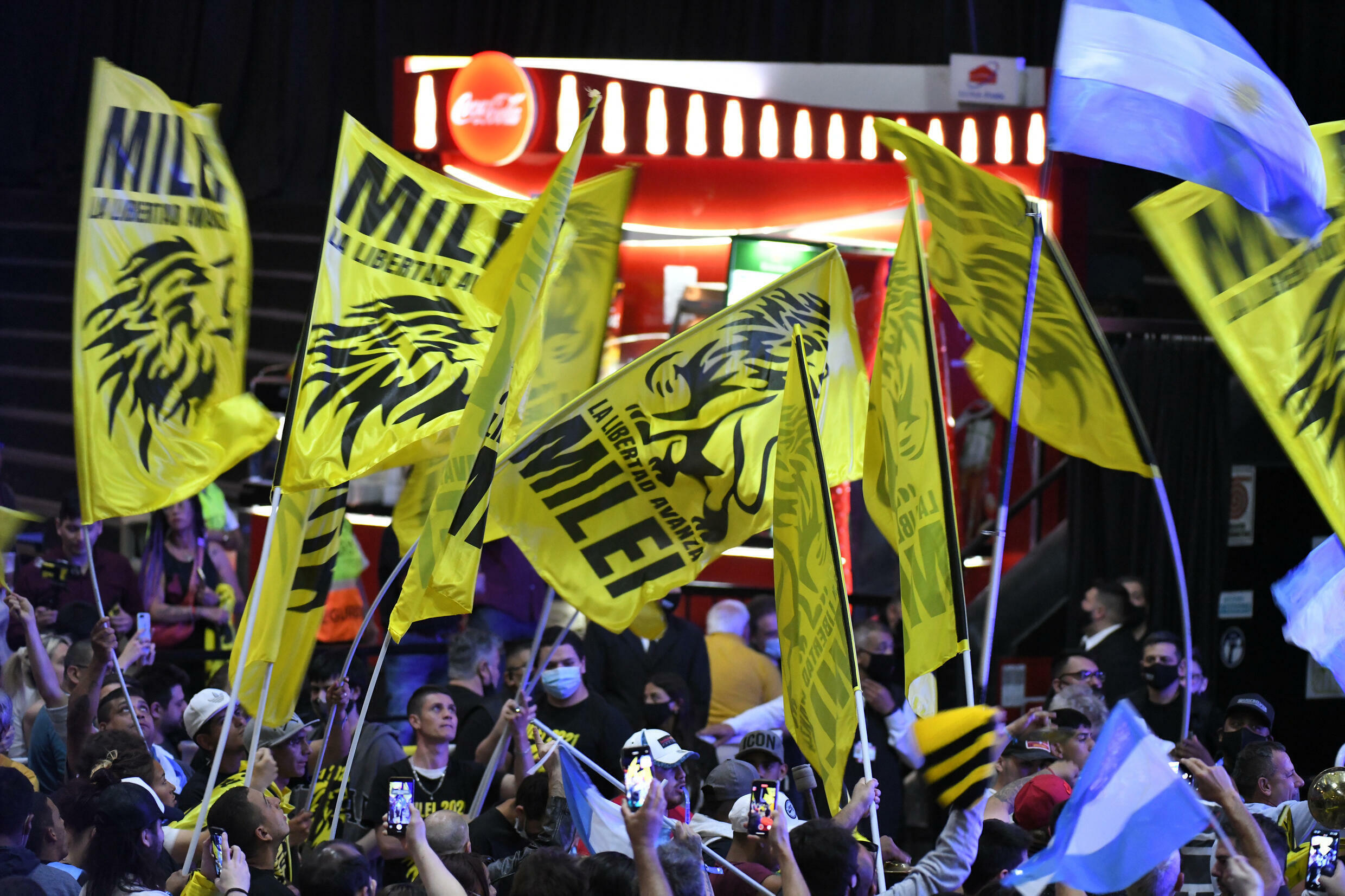 Los simpatizantes del candidato Javier Mili del partido La Libertad Avanza sostienen pancartas que representan un león fotografiado durante las elecciones legislativas intermedias el 14 de noviembre de 2021 en Buenos Aires.