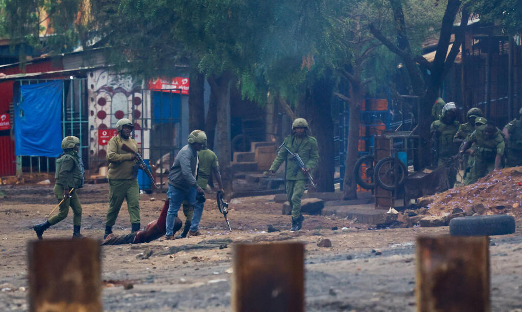Polisi wa Tanzania wakimvuta mtu wakati wa maandamano kwenye eneo la Namanga mpaka na Kenya.