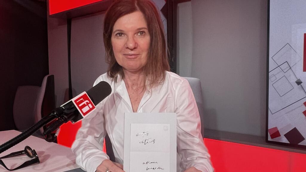 A escritora Adriana Lunardi e seu mais recente livro, "Contos céticos", no estúdio da RFI.