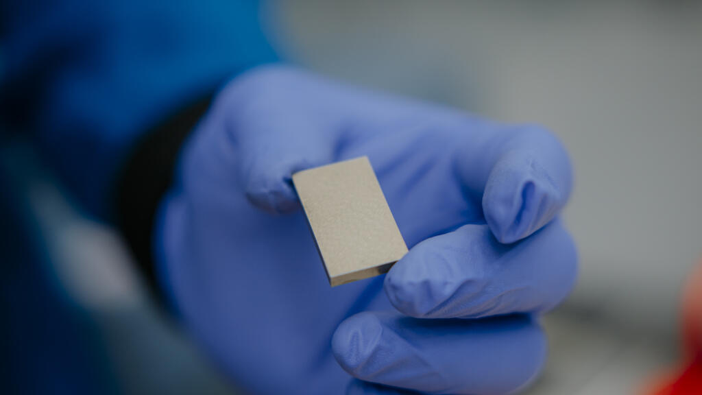 Ảnh minh họa ngày 22/01/2025 : Nam châm đất hiếm được kiểm tra tại cơ sở Independence của MP Materials ở Fort Worth, Texas, Mỹ.