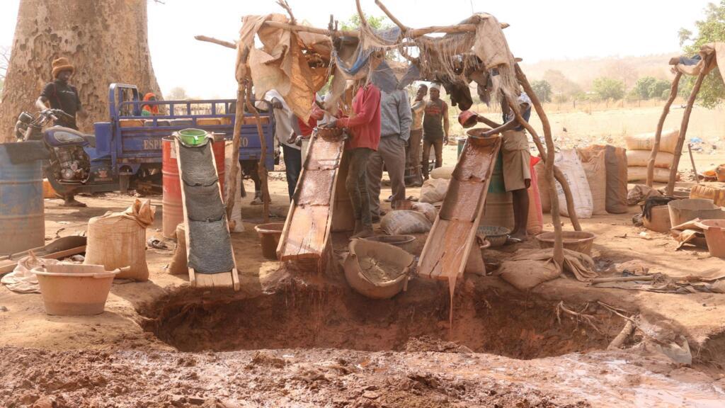 Des orpailleurs en plein travail, à Kroukéto, dans la région de Kayes au Mali.
