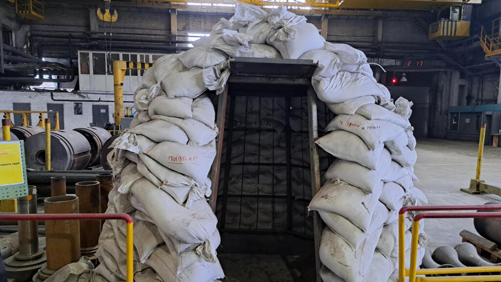 Des abris de fortune en sacs de sable ont été installés un peu partout dans l’usine pour permettre aux ouvriers de se mettre à l’abri en cas de bombardement. L’usine est également équipée d’un bunker capable de résister à un accident nucléaire. La centrale de Zaporijjia, occupée par l’armée russe, se trouve juste en face, de l’autre côté de la rivière.
