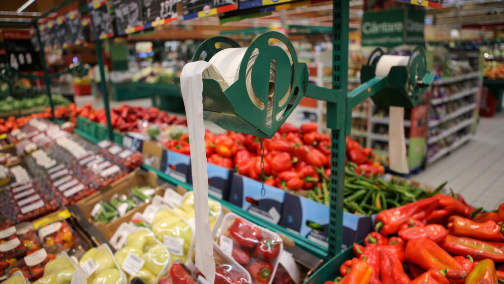 Inflația rămâne ridicată| Consumăm produse similare cu cele din anii '90. Am ajuns din nou la parizer, margarină și cartofi (Economist)