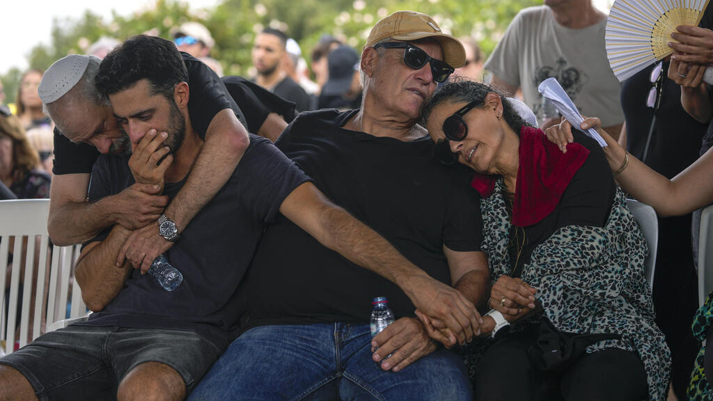 Familiares no enterro do israelense May Naim, de 24 anos, da cidade de Gan Haim (centro), morto no ataque do Hamas.Em 11 de outubro de 2023.