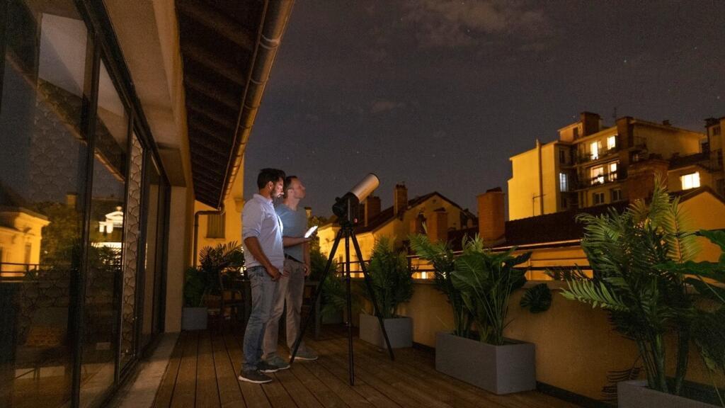 Les télescopes d'Unistellar permettent aux citadins, malgré la pollution lumineuse, d’observer depuis leur balcon l’univers lointain.