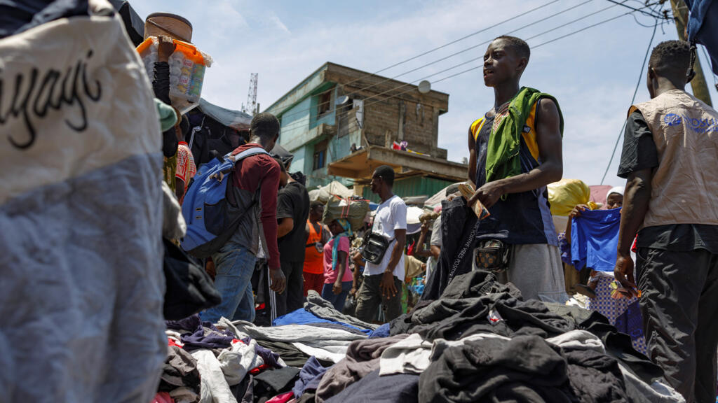 Un porteur porte une balle de vêtements d'occasion au marché de Kantamanto, l'un des plus grands marchés de vêtements d'occasion au monde à Accra, au Ghana, le jeudi 31 octobre 2024.