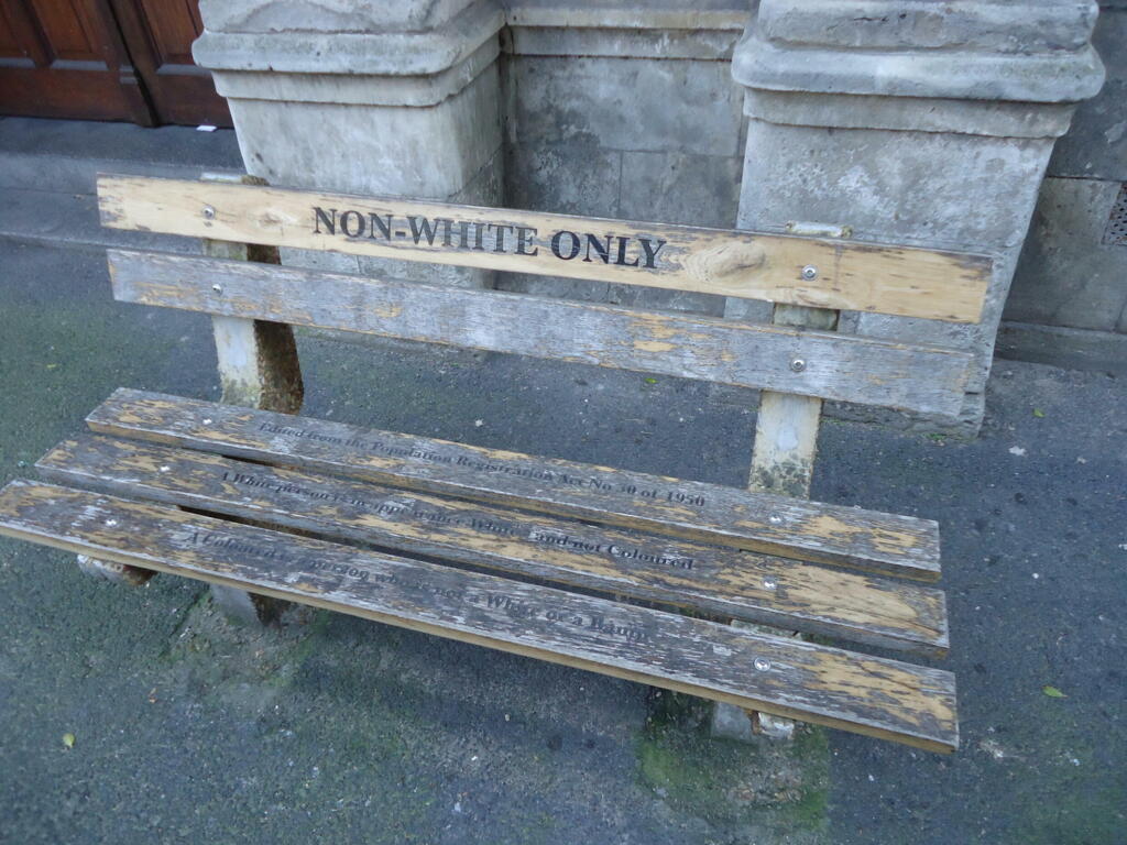 Un banc réservé aux personnes non-blanches, vestige de l'apartheid, au Cap.