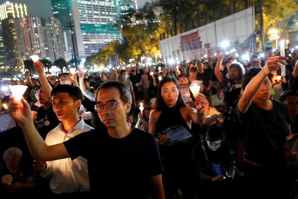 À Victoria Park, à Hong Kong, une veillée pour marquer le 30e anniversaire du massacre de Tiananmen, le 4 juin 2019.