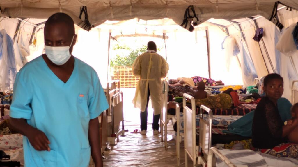 À Uvira, l'ONG MSF traite les patients les plus graves dans le centre de traitement de l'hopital général de la ville.