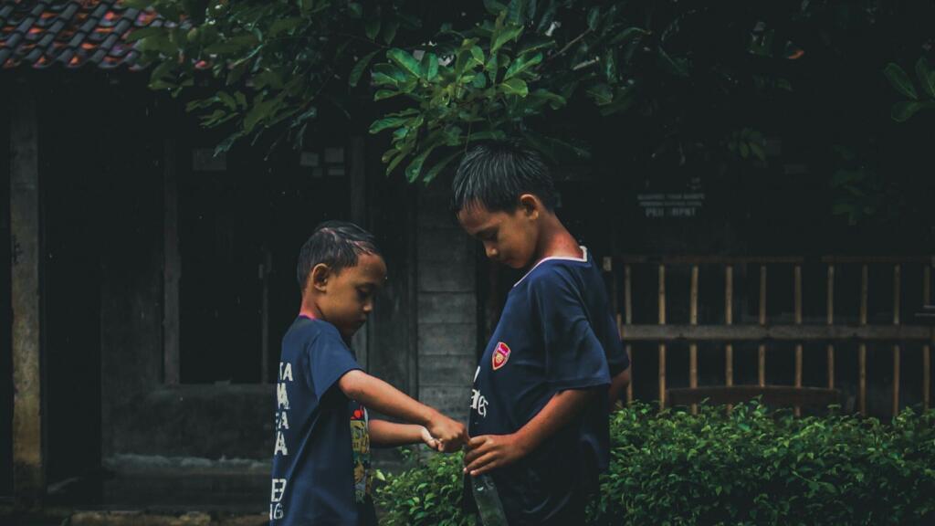 250 millions d’enfants dans le monde ne sont pas scolarisés, 138 millions travaillent, 150 millions ayant moins de 5 ans, ne sont pas enregistrés à l’état civil.