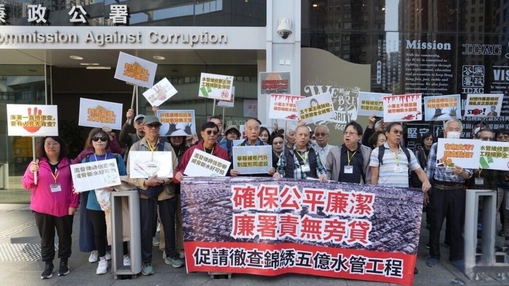 元朗锦锈花国居民2024年曾获批游行反对管理处的天价工程,去年底已把行动改为到廉政公署「企定定」请愿,但仍属集会,须佩戴识别颈牌。2026年1月21日