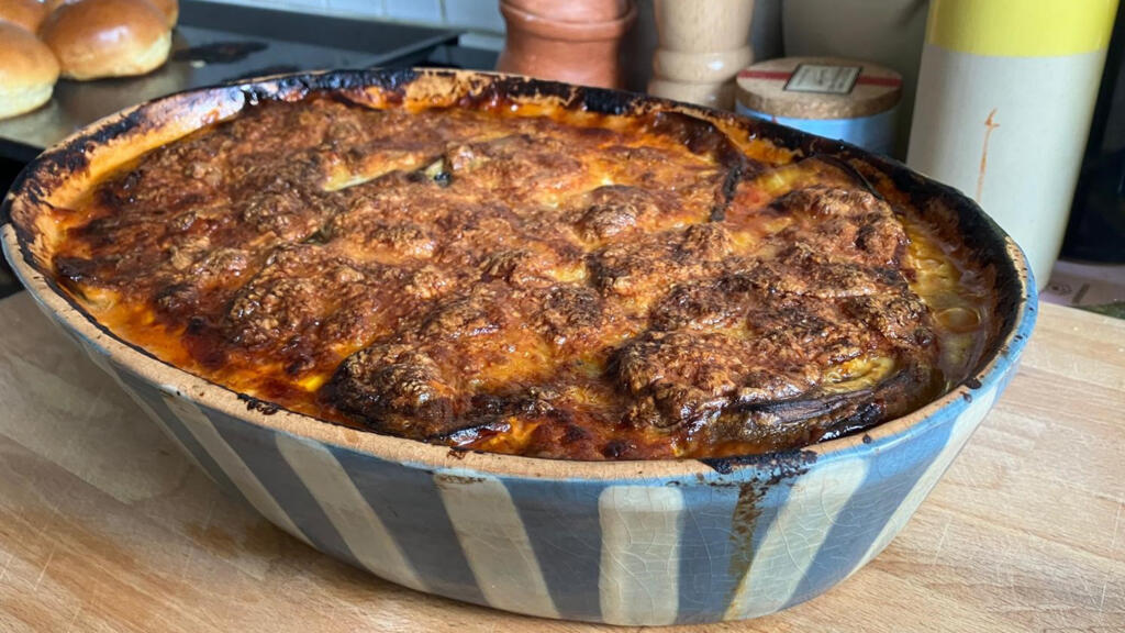 Aubergines à la parmesane dans un plat en terre du projet A demain Maurice avec la poterie Ernewein-haas.