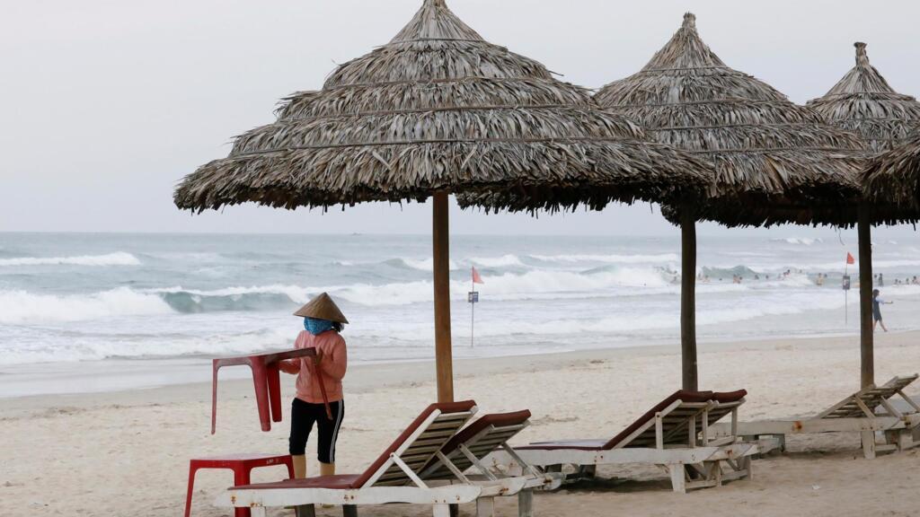 La plage de Da Nang, ville côtière du centre du Vietnam réputée pour ses plages de sable, est vide à cause du coronavirus, le 6 mars 2020.