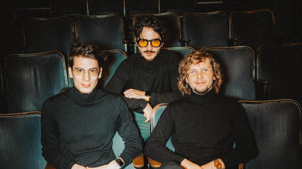 Amphitrio înseamnă Andrei Petrache (pian și compoziție), Mike Alex (bass) și Philip Goron (percuție).