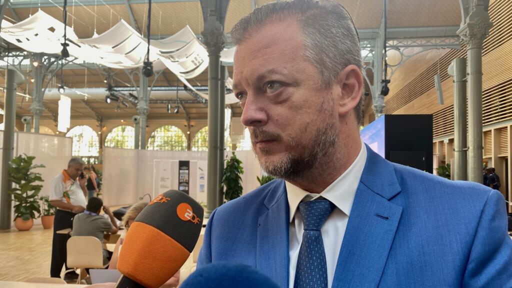 Andrew Parsons, presidente do Comitê Paralímpico Internacional, conversa com a imprensa após coletiva com a prefeita de Paris, Anne Hidalgo, na capital franc'esa, em 9 de agosto de 2024.