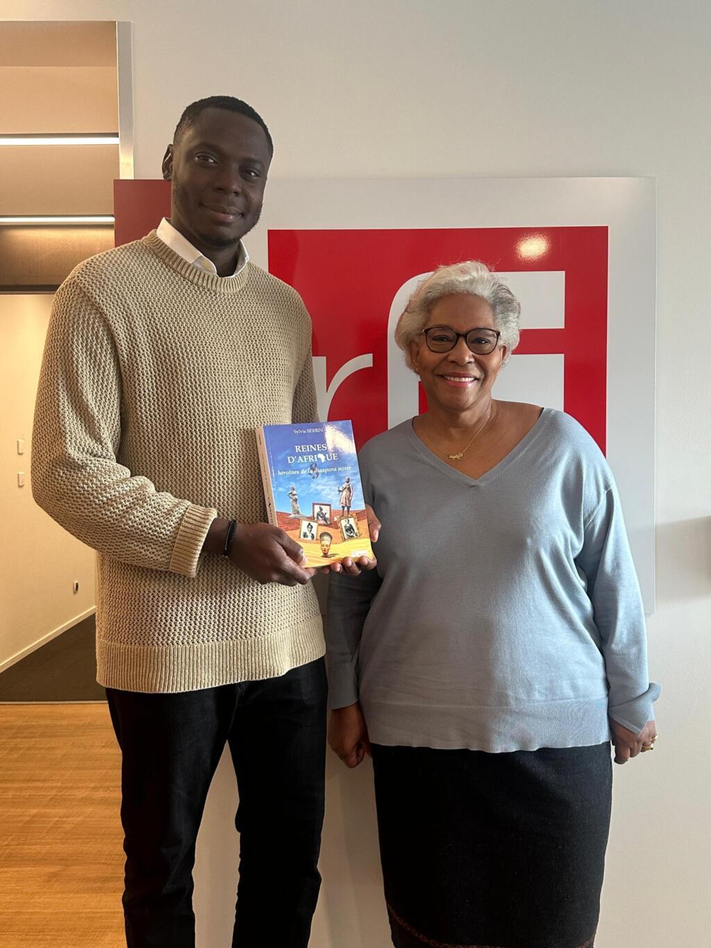 Elgas en compagnie de la journaliste et historienne Sylvia Serbin (novembre 2025)