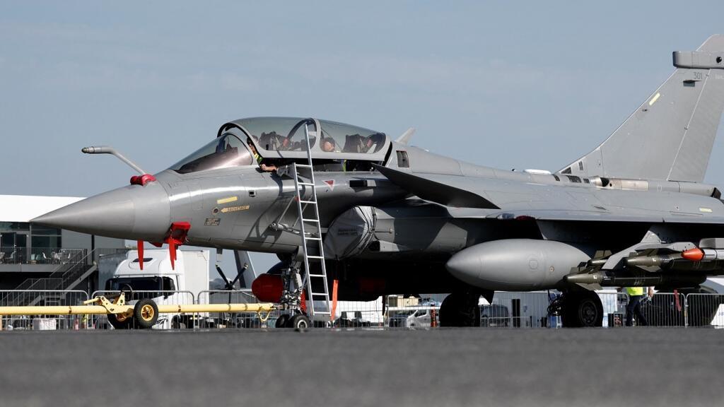 Um caça Rafale, produzido pela empresa francesa Dassault, no Aeroporto de Le Bourget, em 13 de junho de 2025, antes da abertura do 55º Salão Aeronáutico de Paris.