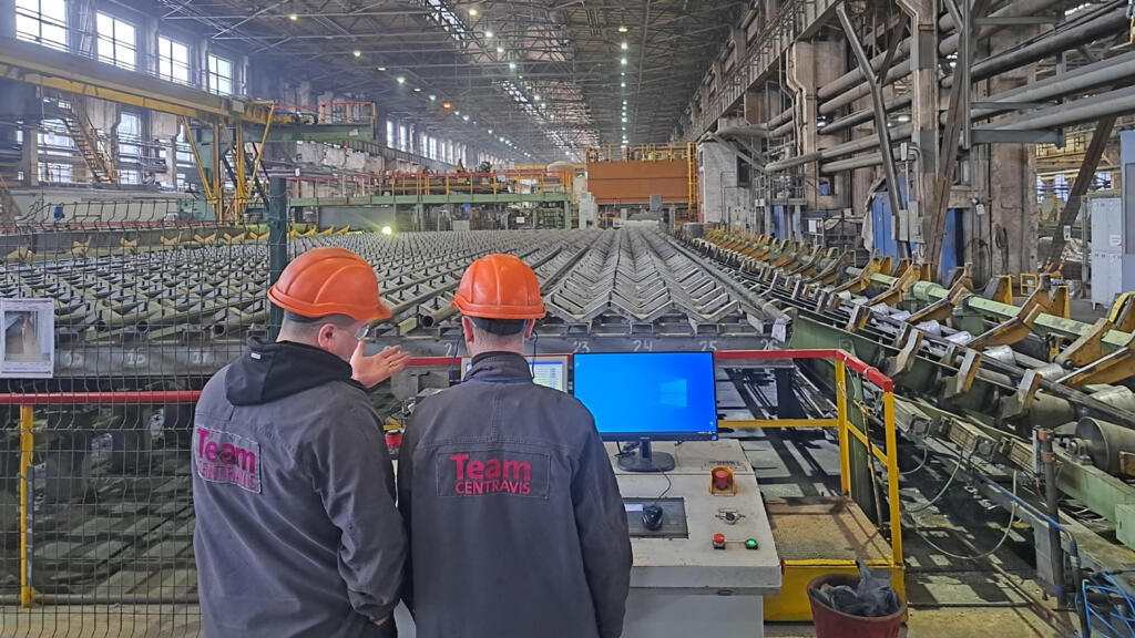 L’usine Centravis de Nikopol continue à fabriquer des tuyaux en métal utilisés dans le monde entier malgré les bombardements réguliers de l’armée russe.