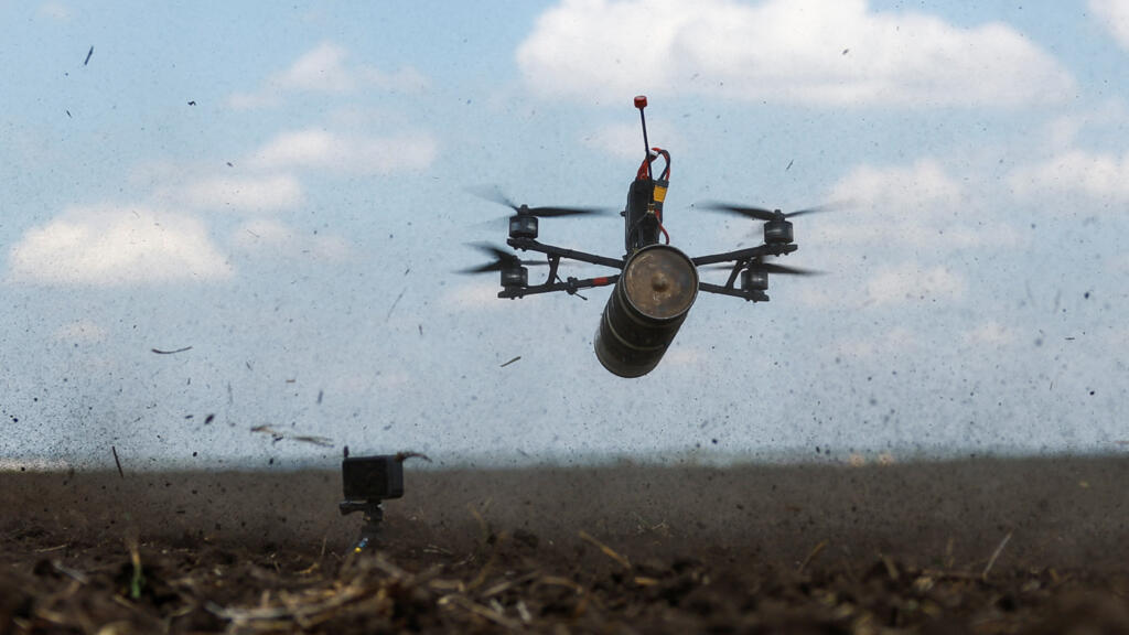 Drone ukrainien lors d'un vol d'essai sur un terrain d'entraînement de la région de Donetsk, Ukraine, le 3 mai 2024.