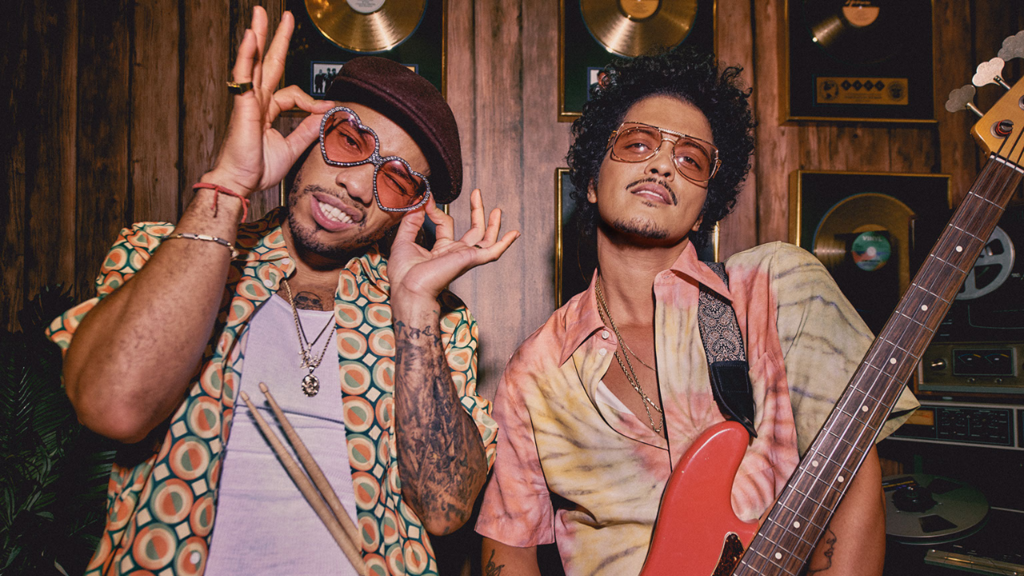 Os americanos Anderson Paak e Bruno Mars, que fundaram o projeto de R&B Silk Sonic.