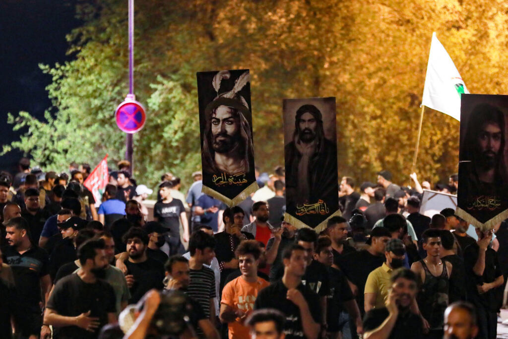Seguidores do líder xiita iraquiano Moqtada al-Sadr protestam na Praça Tahrir, em Bagdá, um dia após uma suposta queima do Alcorão em Copenhague. Em 22 de julho de 2023. Os manifestantes estavam reagindo a relatos de uma aparente profanação do livro sagrado muçulmano na Dinamarca. (Foto de Murtaja LATEEF/AFP)