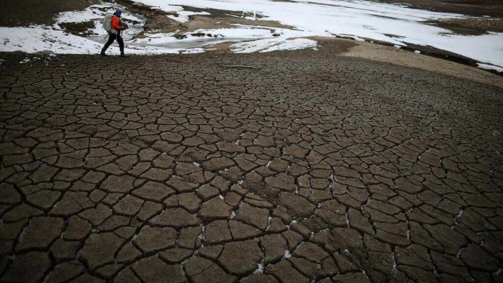 Près de Pernik, la pénurie en eau se constate sur les sols asséchés.