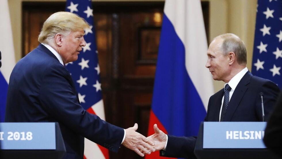 Ảnh tư liệu: Tổng thống Mỹ Donald Trump (T) bắt tay đồng nhiệm Nga Vladimir Putin trong cuộc gặp tại Helsinki, Phần Lan, ngày 16/07/2018.