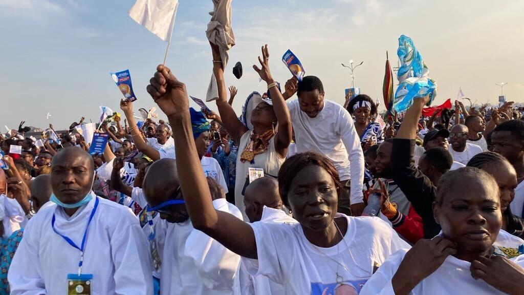 Fidèles venus en masse pour la grande messe du pape François à l’aéroport de Ndolo à Kinshasa transformé en cathédrale géante à ciel ouvert.